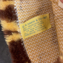 Load image into Gallery viewer, Giraffe Hand Puppet 1987 Vintage Collectible (R Dakin)
