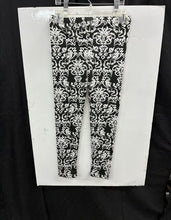 Load image into Gallery viewer, 90% Polyester 10% Spandex Damask Leggings (NEW)
