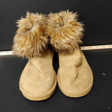 Load image into Gallery viewer, Girl furry boots
