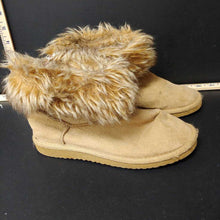 Load image into Gallery viewer, Girl furry boots
