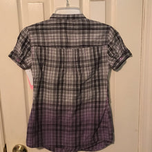 Load image into Gallery viewer, Plaid button down top
