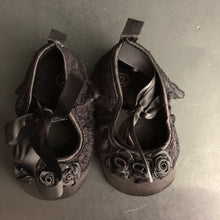 Load image into Gallery viewer, girls lace rose crib shoes
