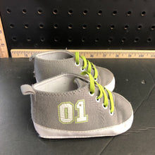 Load image into Gallery viewer, boys "01" crib shoes 0/9m
