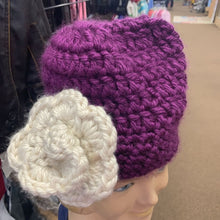Load image into Gallery viewer, Crochet hat w/flower
