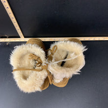 Load image into Gallery viewer, Girl's boots w/fur trim
