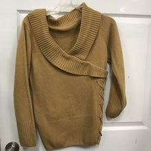 Load image into Gallery viewer, Sweater w/cross design
