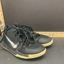 Load image into Gallery viewer, Boy&#39;s Kyrie 3 shoes
