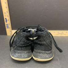 Load image into Gallery viewer, Boy&#39;s Kyrie 3 shoes
