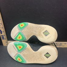 Load image into Gallery viewer, Boy&#39;s Kyrie 3 shoes
