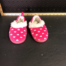 Load image into Gallery viewer, Girl&#39;s slippers w/hearts
