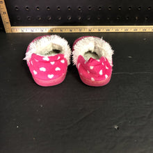 Load image into Gallery viewer, Girl&#39;s slippers w/hearts
