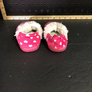 Girl's slippers w/hearts