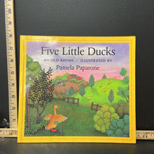 Load image into Gallery viewer, Five Little Ducks (Pamela Paparone) -paperback
