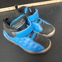 Load image into Gallery viewer, Jordan Jumpman Team 11 boys sneakers
