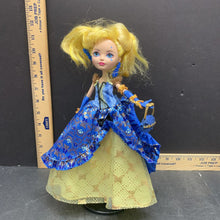 Load image into Gallery viewer, Limited Edition Collectible Blondie Locks Thronecoming Doll
