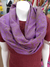 Load image into Gallery viewer, paisely print scarf w/fringe
