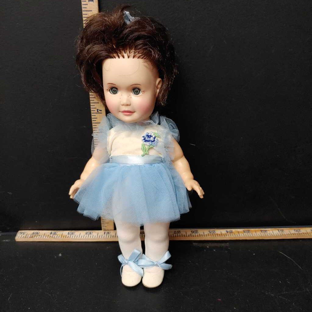 Collectible vintage doll w/tulle dress