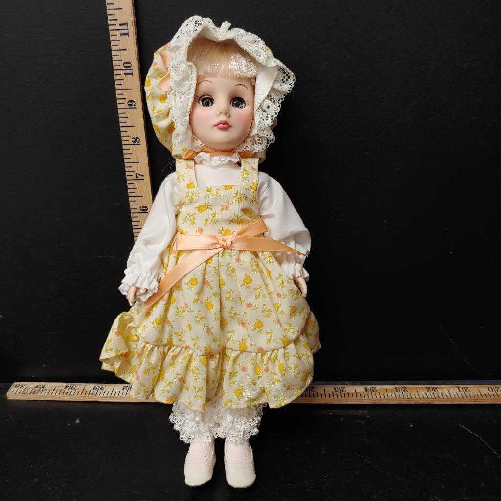 Collectible vintage doll w/dress&bow