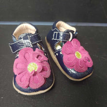Load image into Gallery viewer, Girl Velcro shoes w/flower
