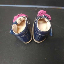 Load image into Gallery viewer, Girl Velcro shoes w/flower

