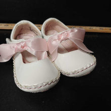 Load image into Gallery viewer, Girls dress shoes w/ bow

