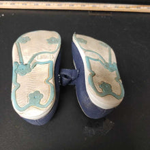 Load image into Gallery viewer, Girls floral velcro shoes
