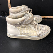 Load image into Gallery viewer, Girls bling tie up sneakers w/daisies
