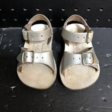 Load image into Gallery viewer, Girls Shiny Buckled Sandals
