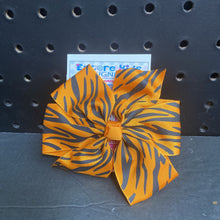 Load image into Gallery viewer, Halloween/Fall Animal Print Hairbow Clip

