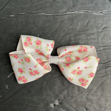 Load image into Gallery viewer, Floral Hairbow Clip
