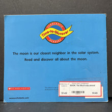 Load image into Gallery viewer, The Moon (Melvin &amp; Gilda Berger) (Space) -educational
