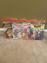 Load image into Gallery viewer, Magic School Bus Science 4 books Bundle-series
