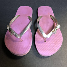 Load image into Gallery viewer, Girls Bow Flip Flops
