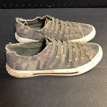 Load image into Gallery viewer, Girls Camo Shoes
