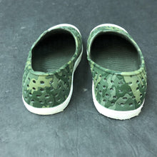 Load image into Gallery viewer, Girls Camo Slip On Shoes

