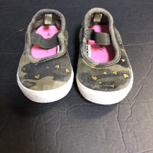 Load image into Gallery viewer, Girls Camo Heart Shoes

