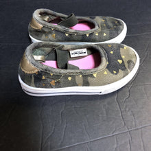 Load image into Gallery viewer, Girls Camo Heart Shoes
