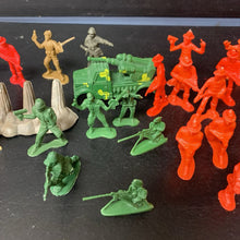Load image into Gallery viewer, Set of Army Men w/Jeep
