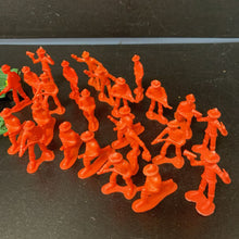 Load image into Gallery viewer, Set of Army Men w/Jeep

