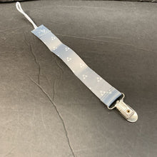 Load image into Gallery viewer, Triangle Pacifier Clip (Camirus)
