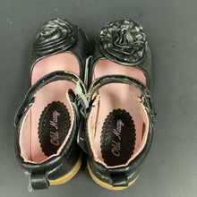 Load image into Gallery viewer, Girl Flower Shoes
