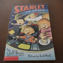 Load image into Gallery viewer, Stanley in Space (Flat Stanley) (Jeff Brown) -series
