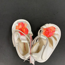 Load image into Gallery viewer, Girl Flower Crib Sandals
