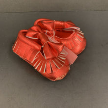 Load image into Gallery viewer, Girl Frilly shoes 6-12m
