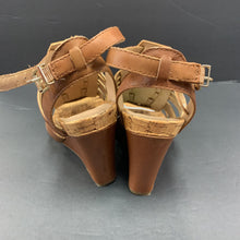 Load image into Gallery viewer, strappy wedge sandals
