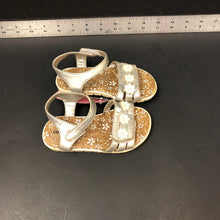 Load image into Gallery viewer, girls flower sandals
