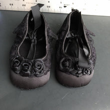 Load image into Gallery viewer, girls lace rose crib shoes
