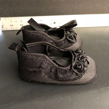 Load image into Gallery viewer, girls lace rose crib shoes
