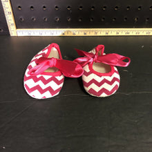 Load image into Gallery viewer, Girl&#39;s Chevron shoes w/ribbons
