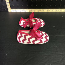 Load image into Gallery viewer, Girl&#39;s Chevron shoes w/ribbons
